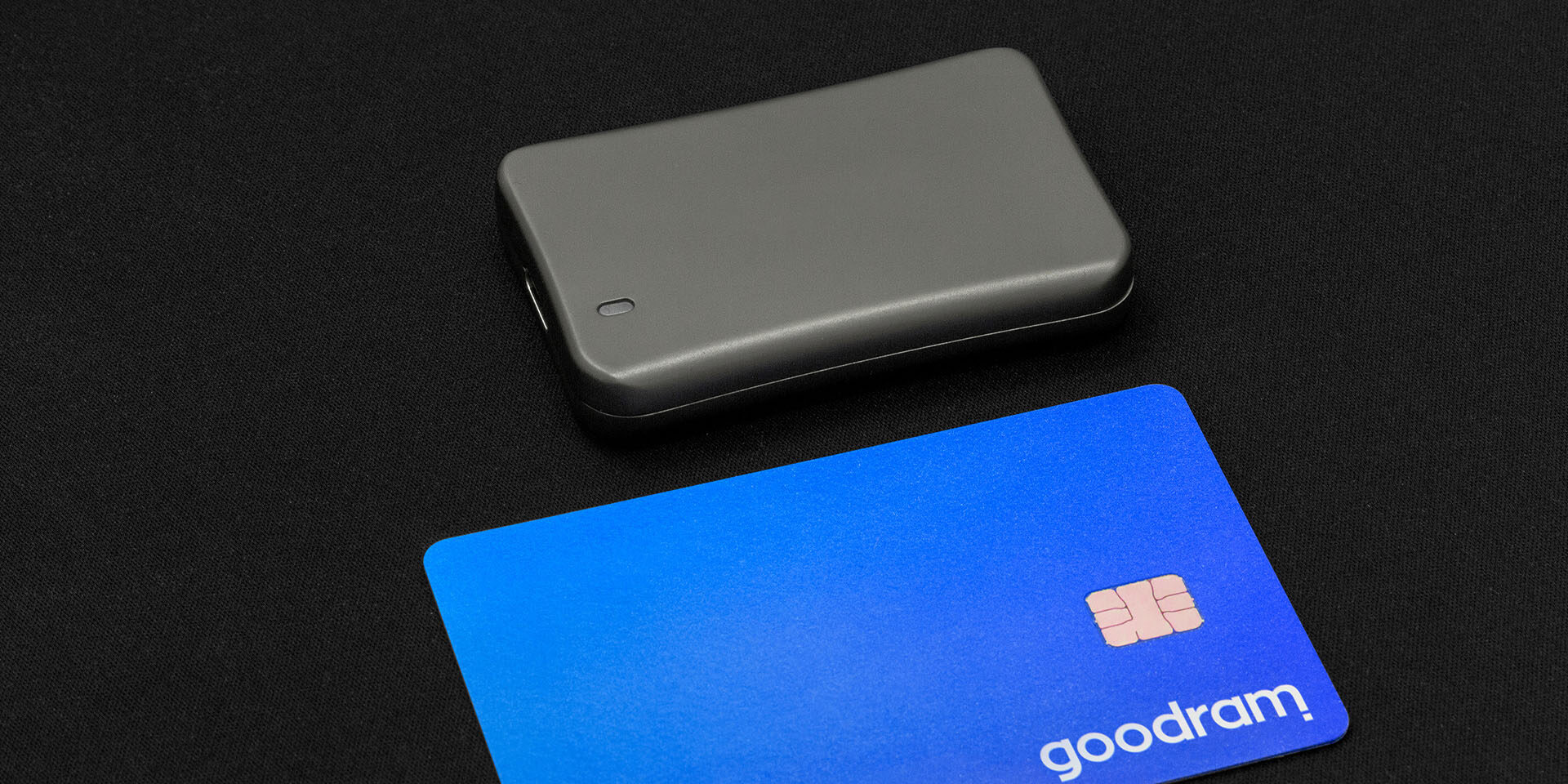 dysk SSD Goodram HL200 obok karty płatniczej
